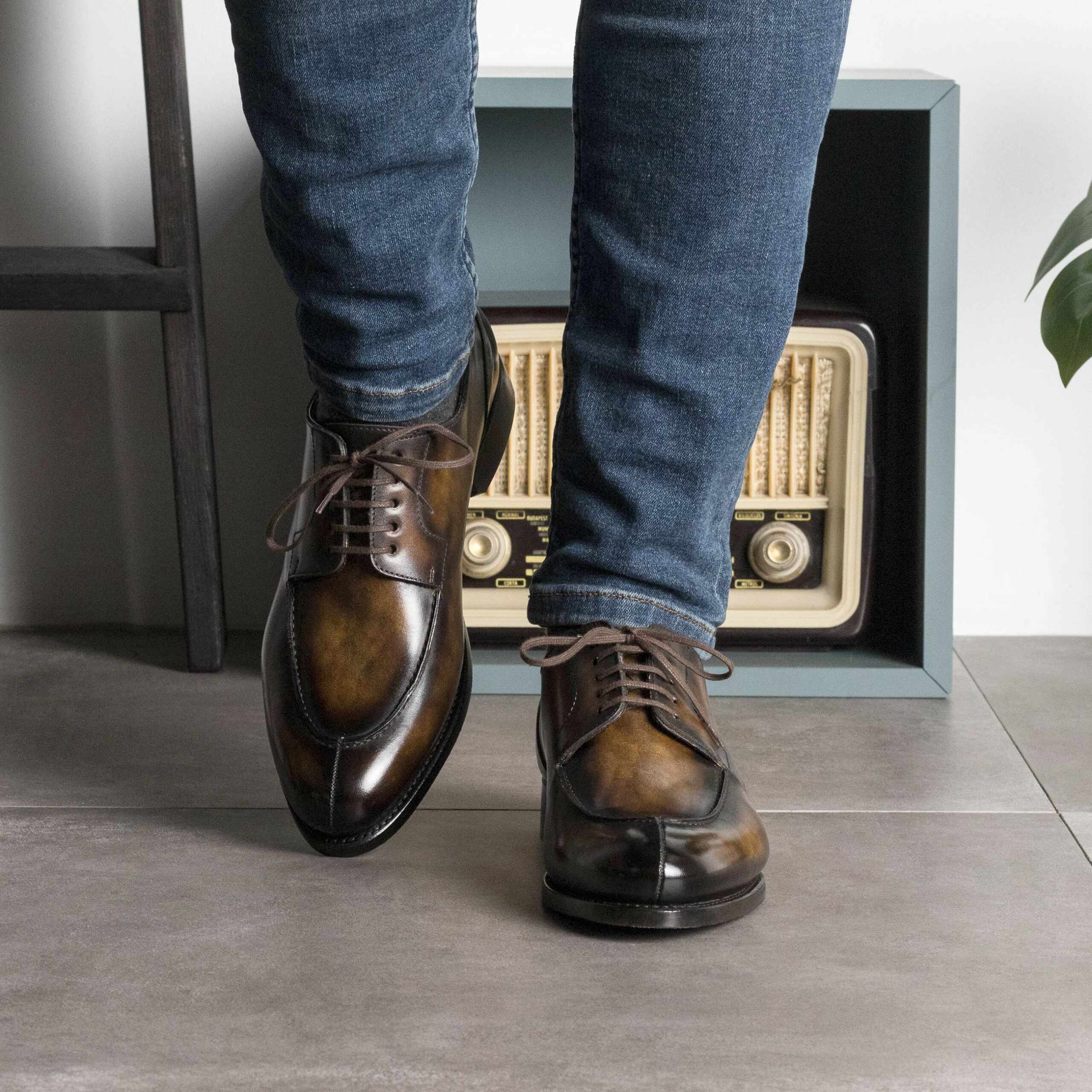 Brown Split toe apron Derby Shoes in American Calfskin